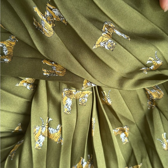 Zara satin pleated olive green tiger midi skirt very light and flowy size XS - Picture 6 of 8